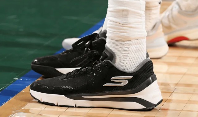 九游网-中流砥柱！兰德尔穿着斯凯奇Press，得到29分8篮板6助攻