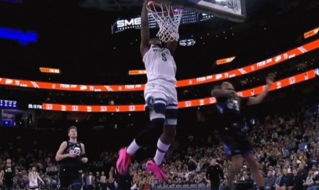 九游体育-挺身而出！爱德华兹防守端干扰对方三分 反击折叠暴扣2+1打回悬念