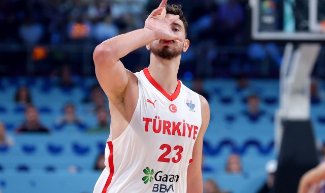 九游体育直播-欧锦赛官方发布申京激情庆祝瞬间：超越小约基奇之名，尊称申京领袖