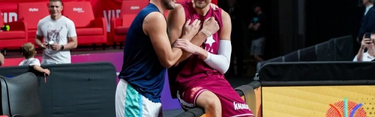 昔日队友再聚首 东契奇与波尔津吉斯赛前轻松互动