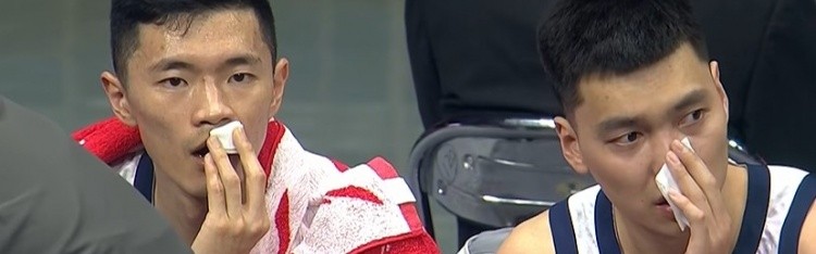 九游体育-复刻CBA名场面！场边陈林坚和陈培东同时拿纸巾擦拭血迹