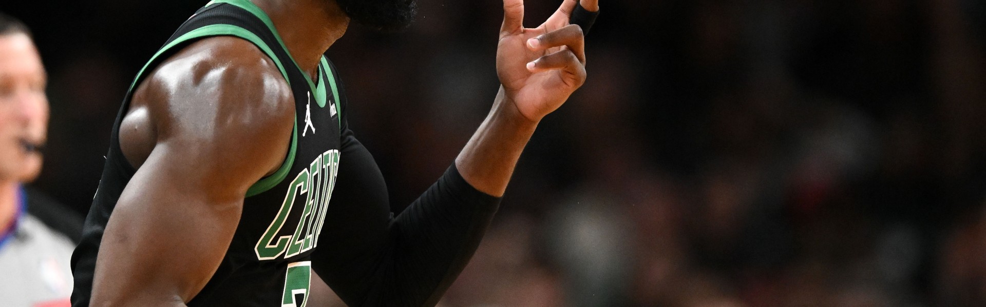 九游体育-调整一下手感！杰伦·布朗半场中投不准&amp;两分球仅9中2