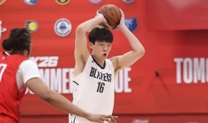 九游网-队记：杨瀚森有时在进攻端不说英语队友也懂其意图 这是他的能力