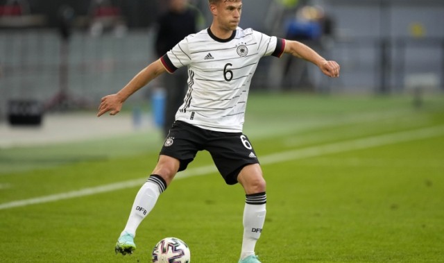 九游体育app官网-比埃尔霍夫主张基米希中场定位更优 弗林斯倾向其回归右后卫角色